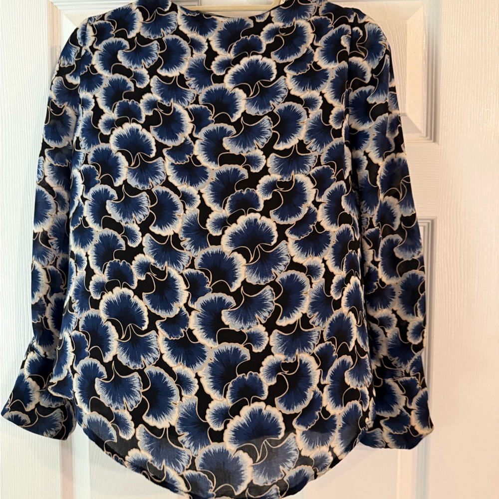WHITE HOUSE BLACK MARKET Scoop Neck L/S Belled Sleeve Blouse Blue Black EUC 6P - Picture 2 of 3